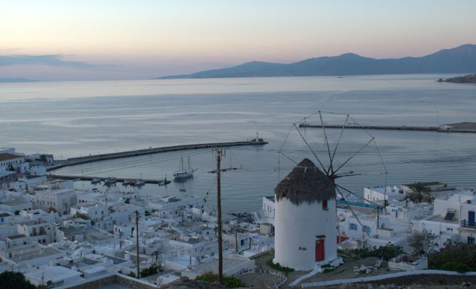 De zee en stad Mykonos